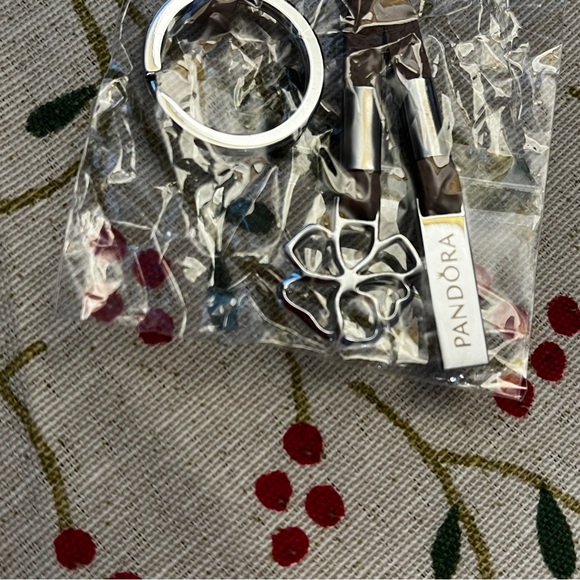 Pandora gift set with velvet travel bag and keychain - Picture 5 of 8